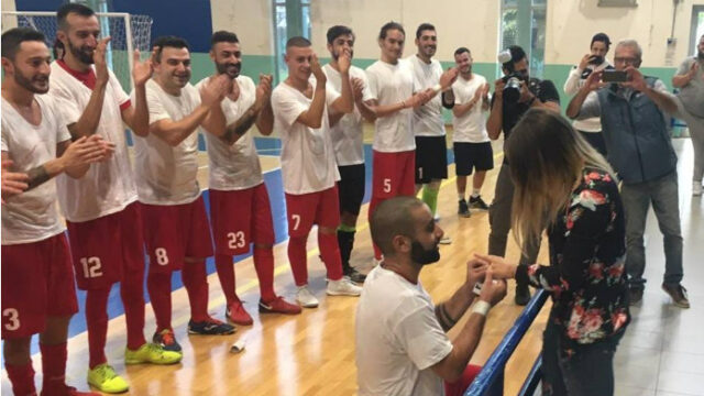 Surace in love, proposta di matrimonio durante Real Cornaredo-Aosta – VIDEO
