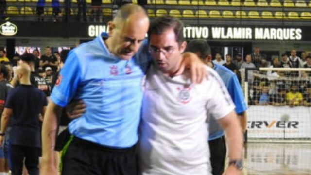 L’arbitro s’infortuna, Falcao: «Se volete fischio io!»