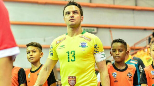 Giocare con Falcao? Le (folli) istruzioni per due passaggi con il re del futsal