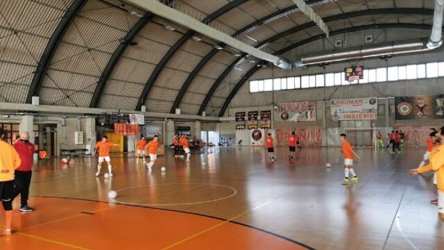 Covid, c’è un positivo nell’Orange: rinviato il derby con il Fucsia