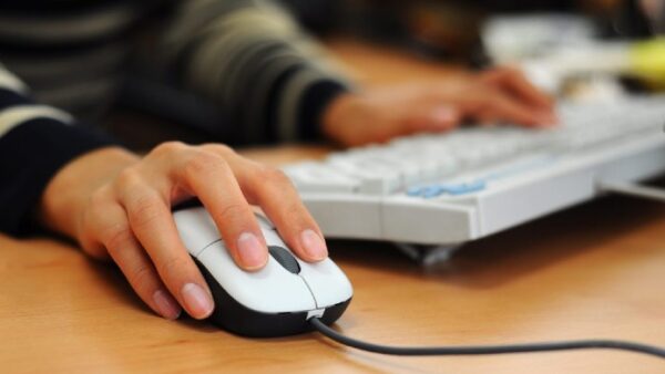 1mani al computer 1024x680