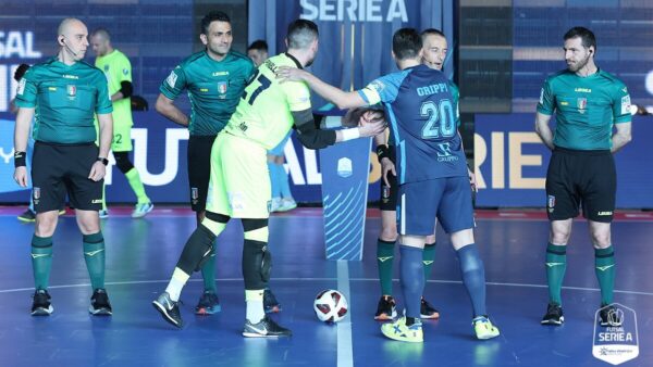 Manfredonia al saluto iniziale con arbitri e avversari