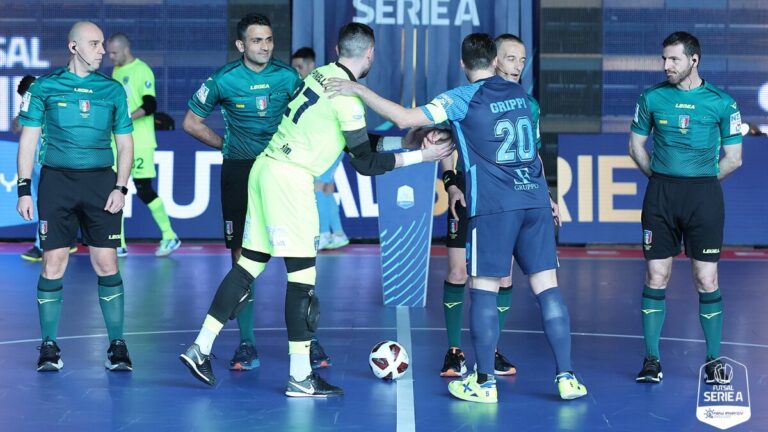 Manfredonia al saluto iniziale con arbitri e avversari