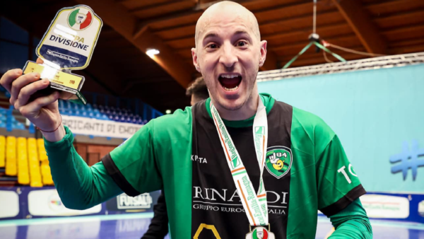 Leandro Cuzzolino festeggia la Coppa della Divisione (002) 1681935456883 1681935477.jpg cuzzolino il di maria del calcio a 5 con la l84 ho vinto il trofeo che mi mancava
