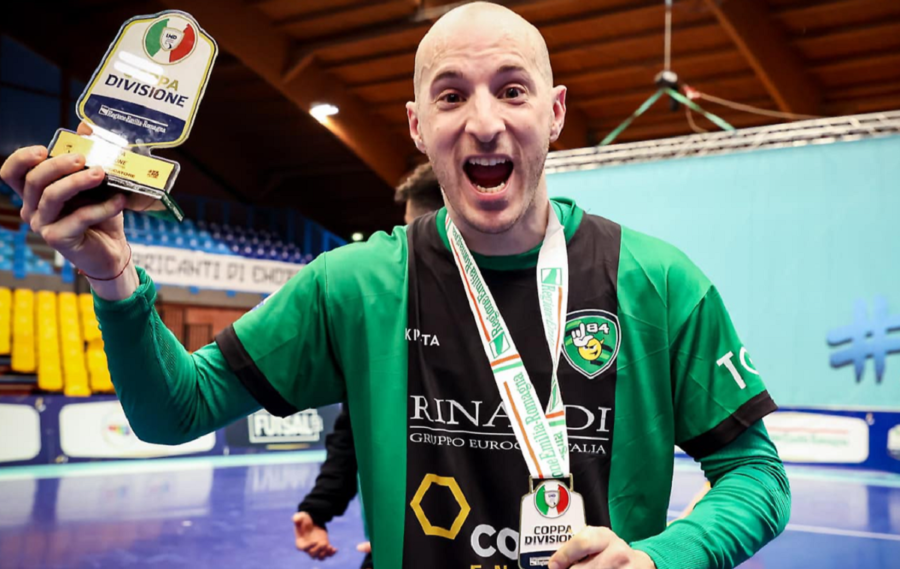 Leandro Cuzzolino festeggia la Coppa della Divisione (002) 1681935456883 1681935477.jpg cuzzolino il di maria del calcio a 5 con la l84 ho vinto il trofeo che mi mancava