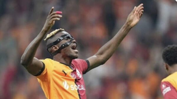 Osimhen esulta dopo un gol
