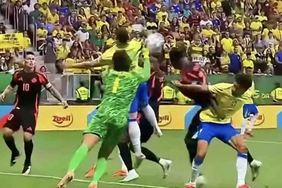 Lo scontro tra Alisson e Davinson Sanchez