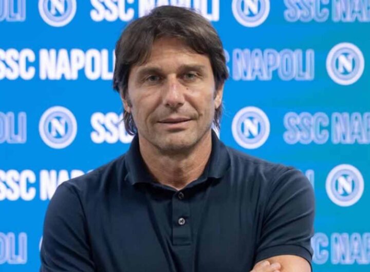 Antonio Conte alla presentazione come nuovo tecnico del Napoli
