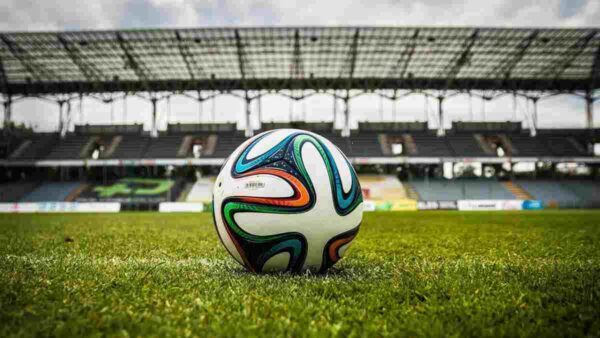 Pallone su un campo da calcio