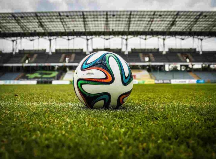 Pallone su un campo da calcio