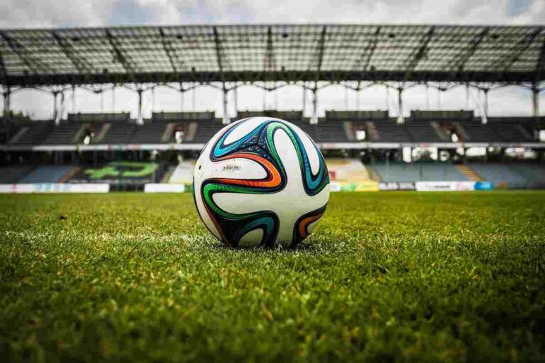 Pallone su un campo da calcio