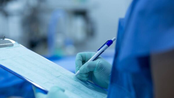 Infermiera compila una cartella clinica