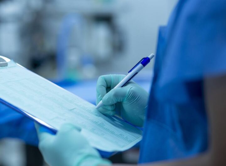 Infermiera compila una cartella clinica