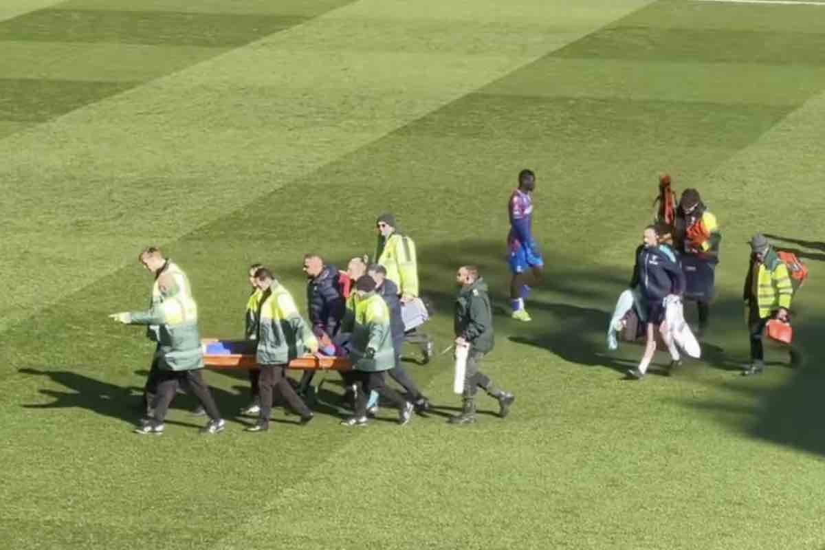 Mateta lascia il campo in barella