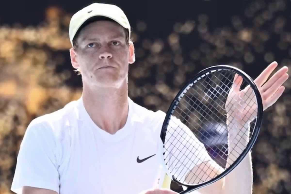 Sinner applaude con la racchetta