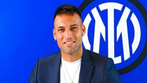Lautaro durante la firma del rinnovo con l'Inter
