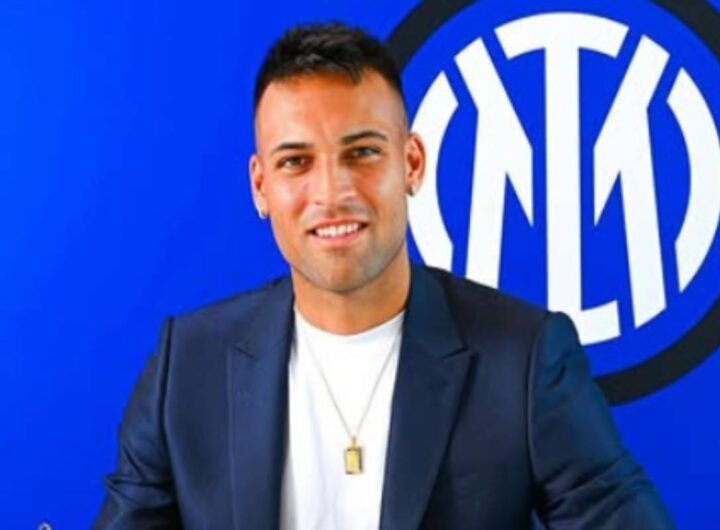 Lautaro durante la firma del rinnovo con l'Inter
