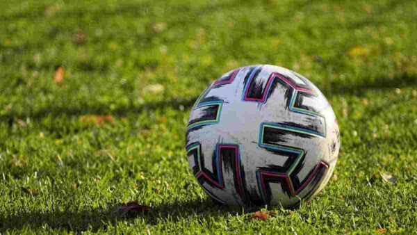 Pallone sul campo di calcio