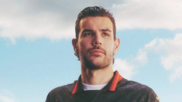 Theo Hernandez con la nuova maglia del Milan
