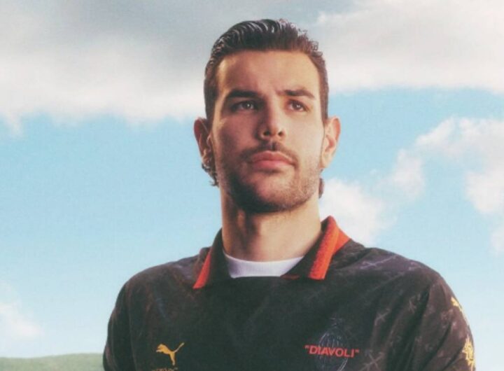 Theo Hernandez con la nuova maglia del Milan