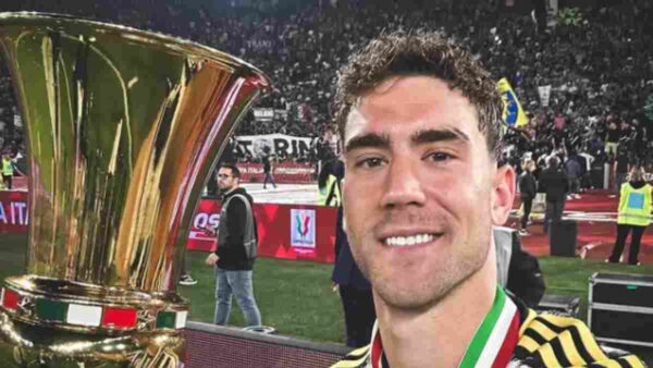 Vlahovic con la Coppa Italia appena vinta