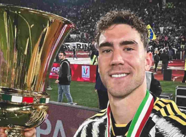 Vlahovic con la Coppa Italia appena vinta