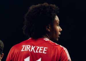 Zirkzee durante una partita del Manchester United