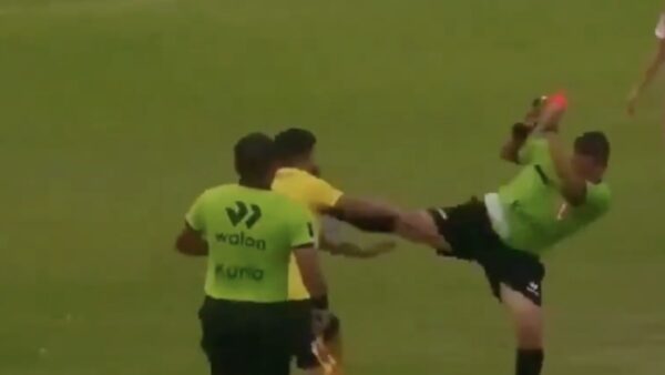 Arbitro dà un calcio all'allenatore