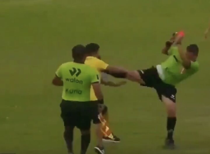 Arbitro dà un calcio all'allenatore
