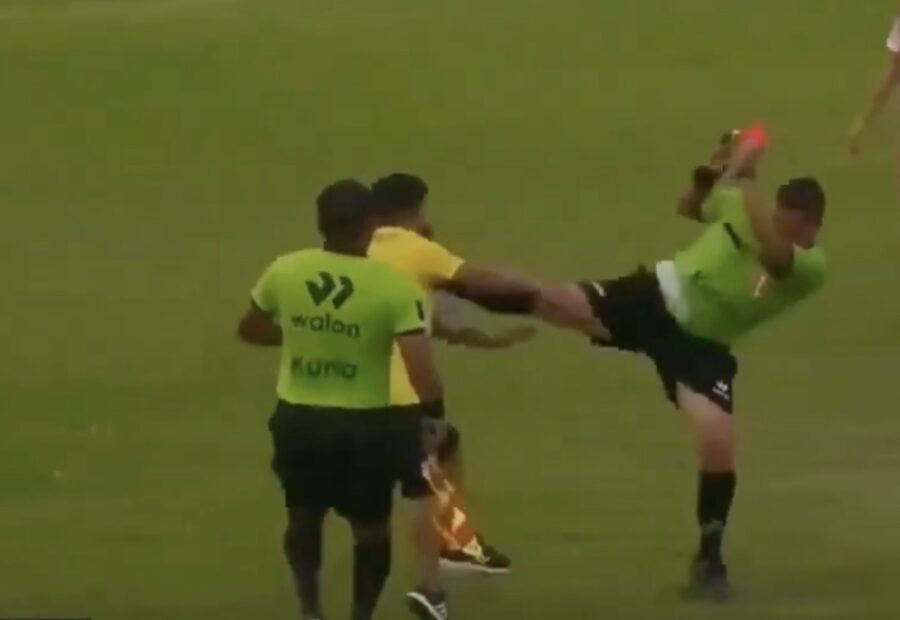 Arbitro dà un calcio all'allenatore