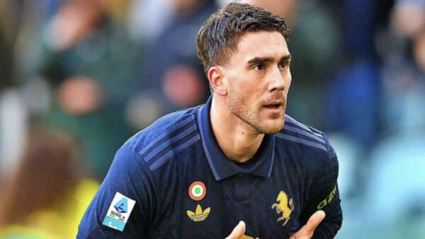 Vlahovic esulta dopo un gol