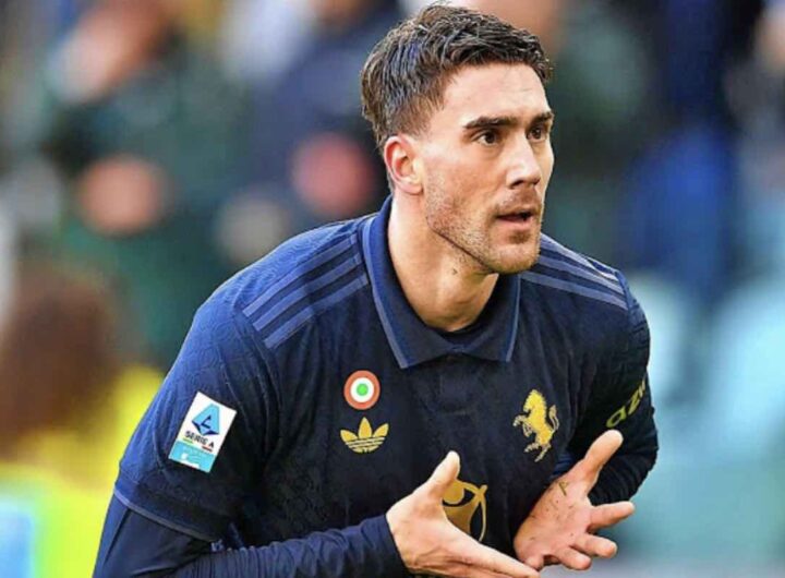 Vlahovic esulta dopo un gol