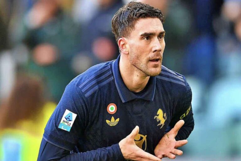 Vlahovic esulta dopo un gol