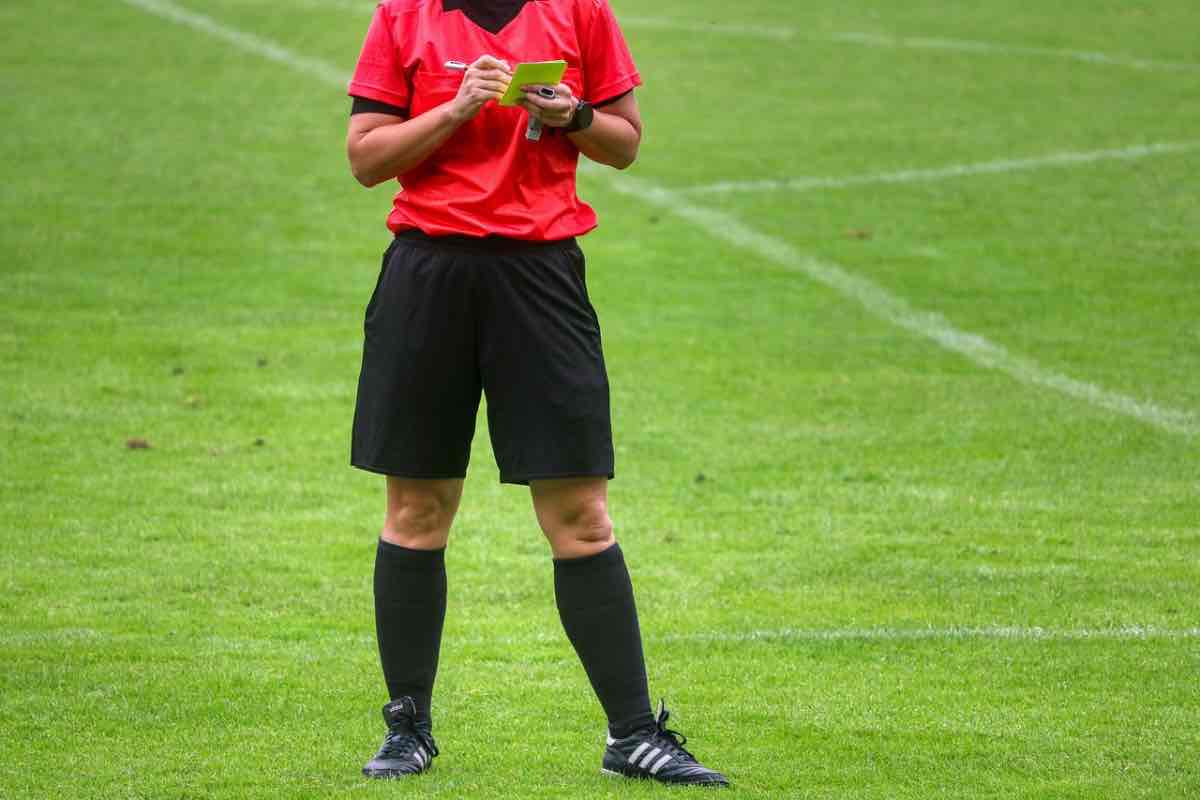 arbitro ammonisce un calciatore
