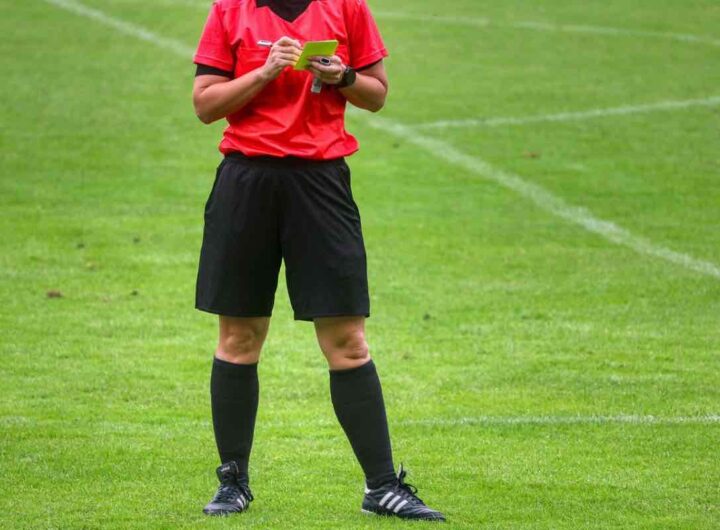 arbitro segna su un cartellino giallo