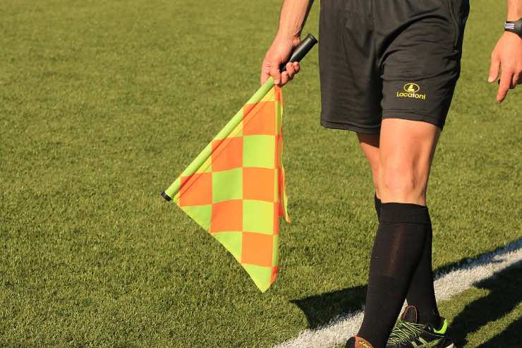 bandierina in mano al guardalinee