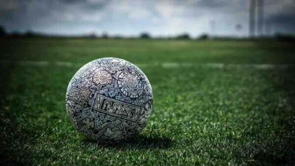 Pallone su un campo di calcio