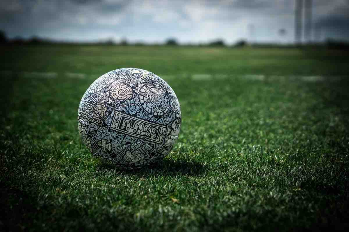 Pallone su un campo di calcio