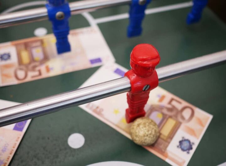 Biliardino con soldi dentro