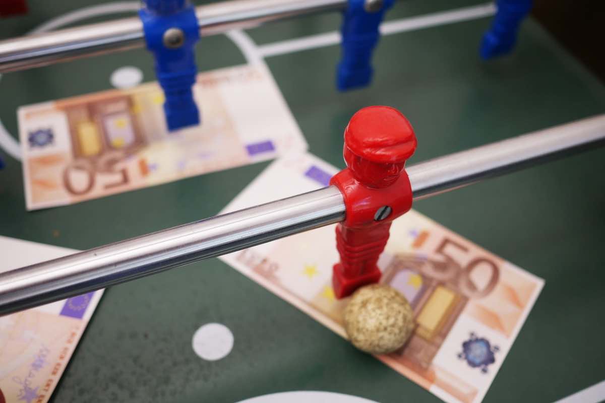 Biliardino con soldi dentro