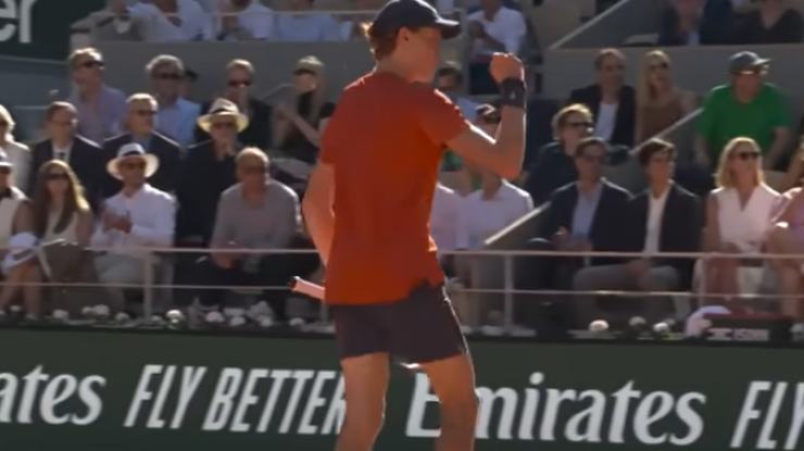 Sinner esulta al Roland Garros
