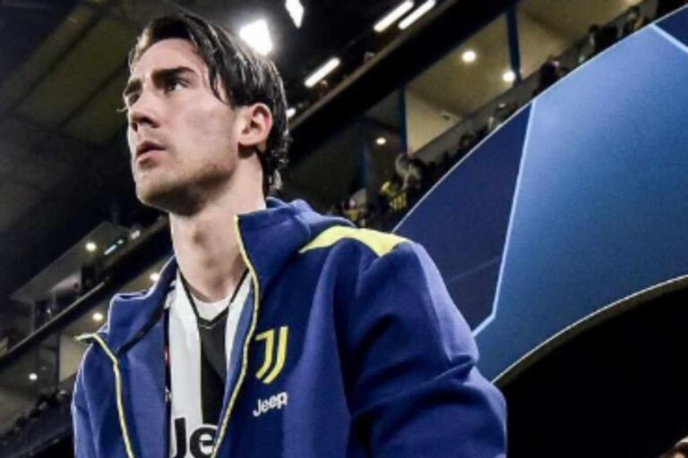 Vlahovic prima di una gara della Juve