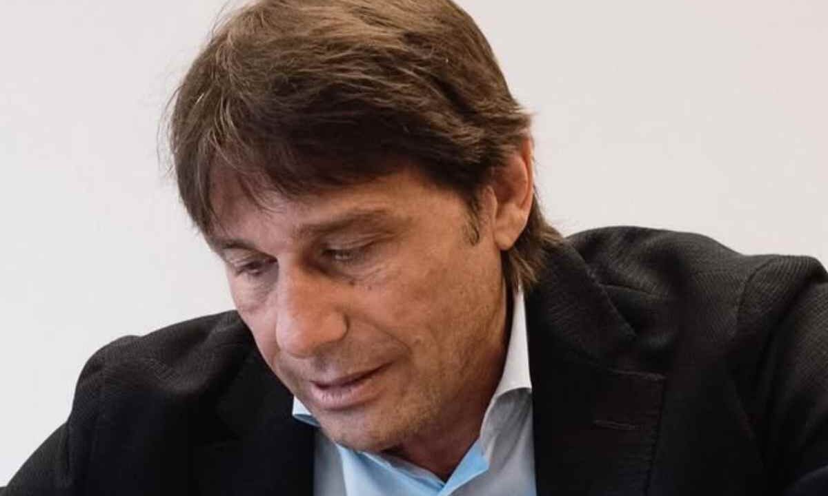 Antonio Conte guarda in basso