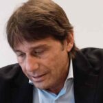 Antonio Conte guarda in basso