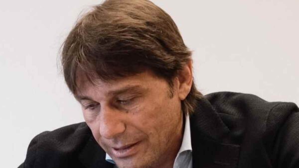 Antonio Conte guarda in basso