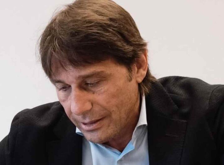 Antonio Conte guarda in basso