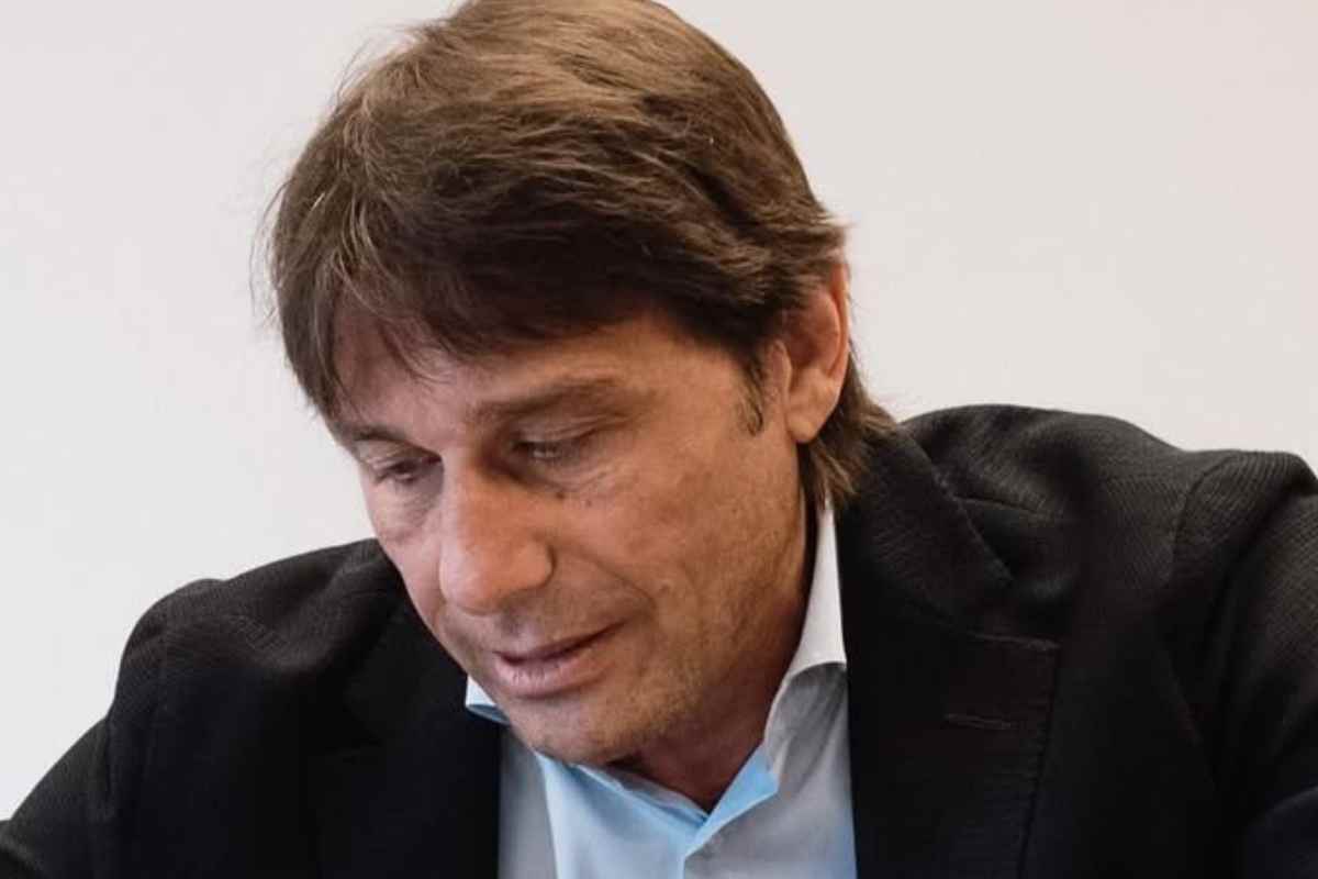 Antonio Conte guarda in basso