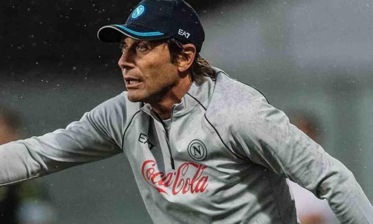 Antonio Conte dà indicazioni dalla panchina