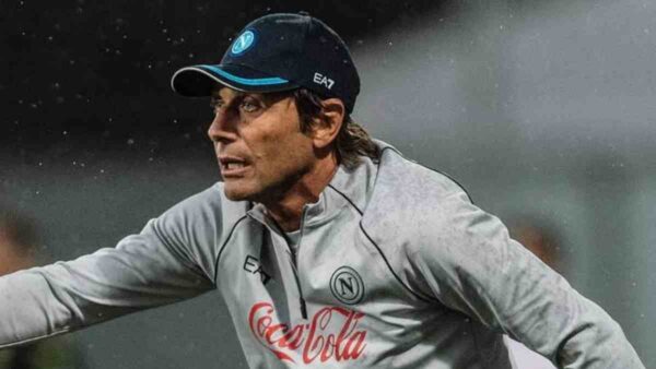 Antonio Conte dà indicazioni dalla panchina