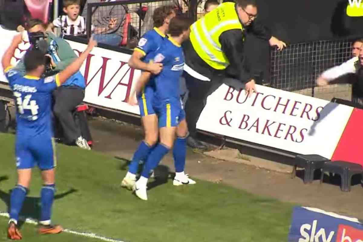 Sam Hutchinson esulta dopo il gol al Grimsby
